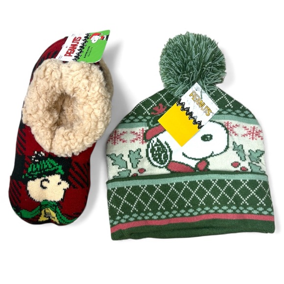 Snoopy Peanuts bundle slipper socks and hat NWT - Picture 1 of 3